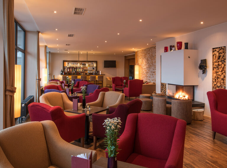 Ein stilvoll eingerichteter Essbereich mit Kamin und Bar