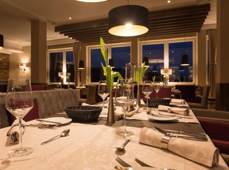 Ein gedeckter Tisch im Restaurant mit stilvoller Tischdeko.