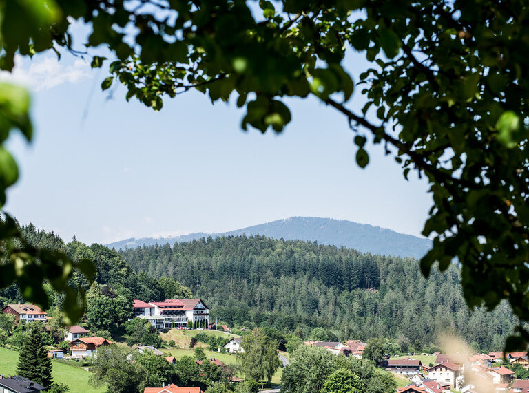 Die sanften Hügel und der dichte Wald des Bayerischen Waldes bieten eine malerische Aussicht vom Hotel.